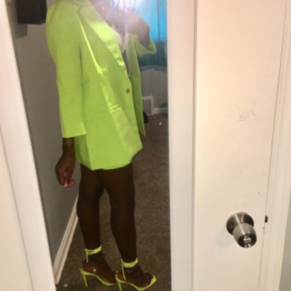 A blazer and short set - Picture 3 of 3